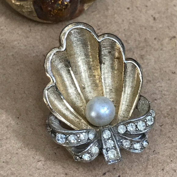 Vintage Signed ART Clip On EArrings Gold Tone Pearl Rhinestone Beads Shells Bow - Picture 5 of 12